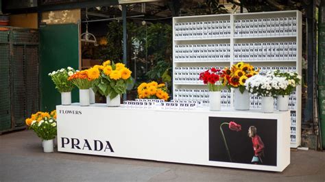 prada piazza repubblica fiori|Prada Milano edicola speciale che vende fiori .